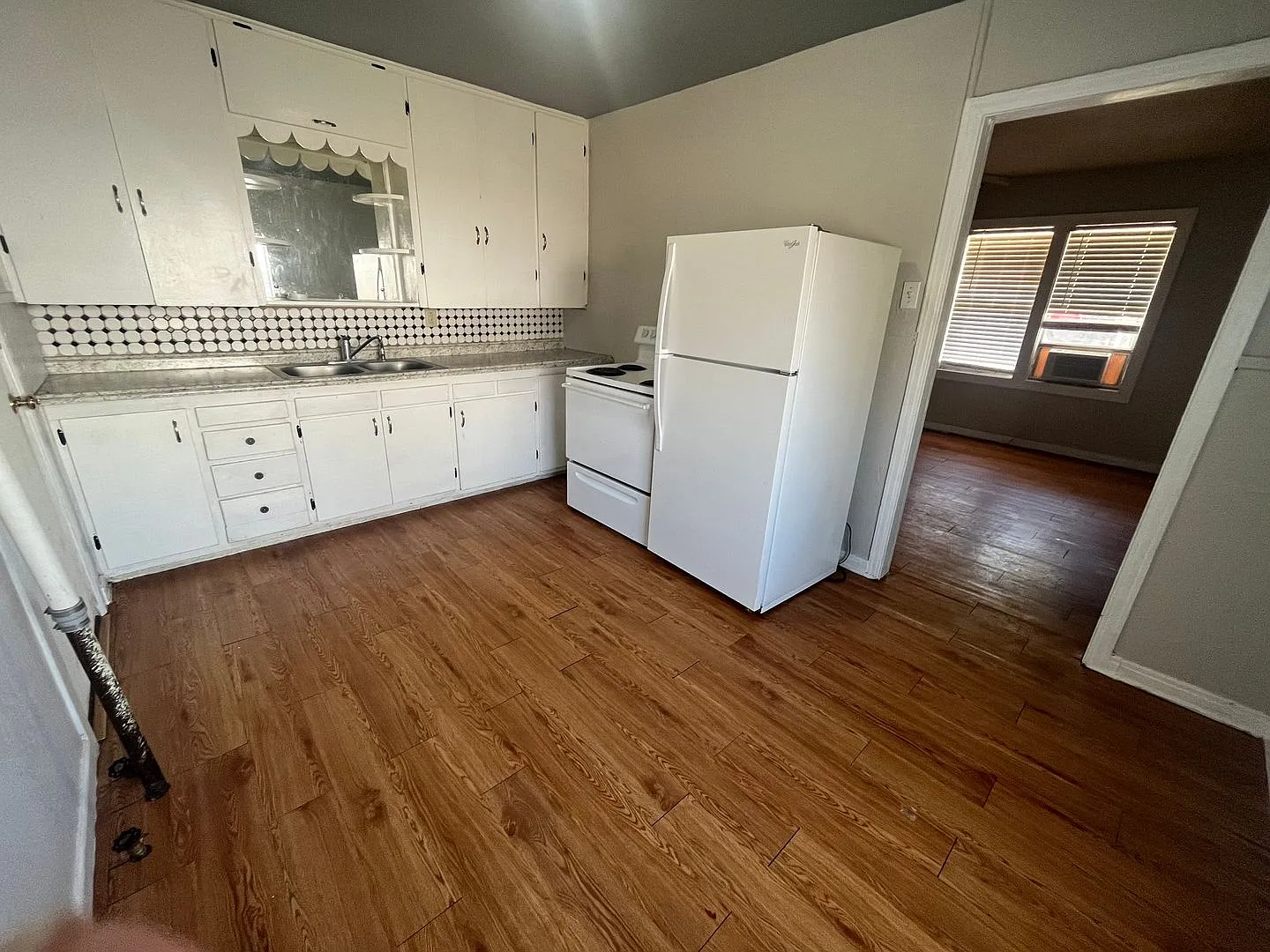 Centrally Located 2/1 — Photo 3
