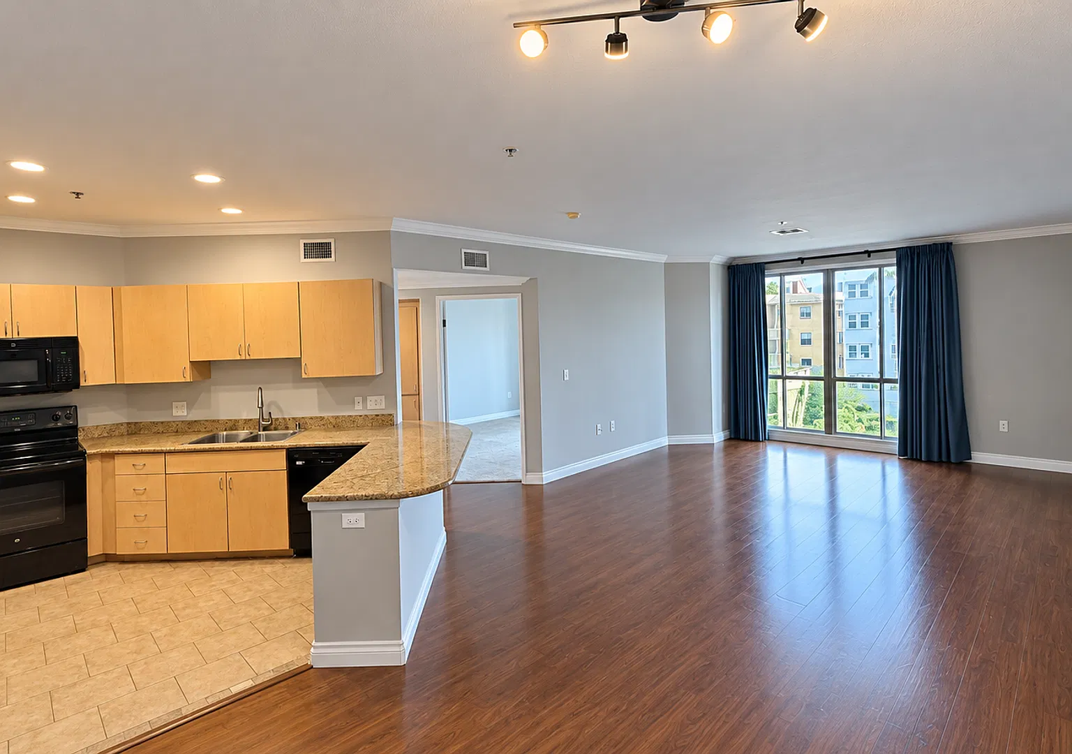 Spacious 1-Bedroom at Piazza Palermo with Parking & Resort-Style Amenities — Photo 2