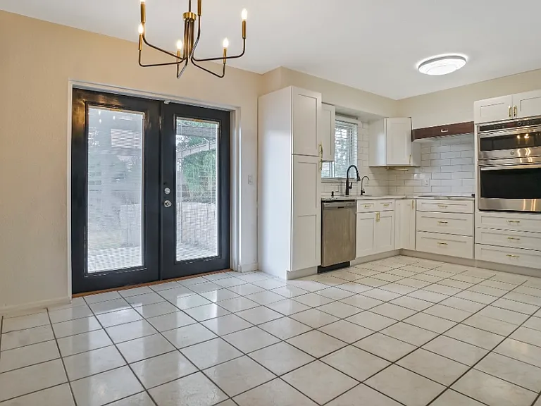 4751 Beacon St — Photo 11