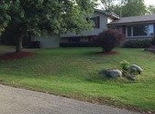 6712 Normandy Dr, Spring Grove, IL 60081