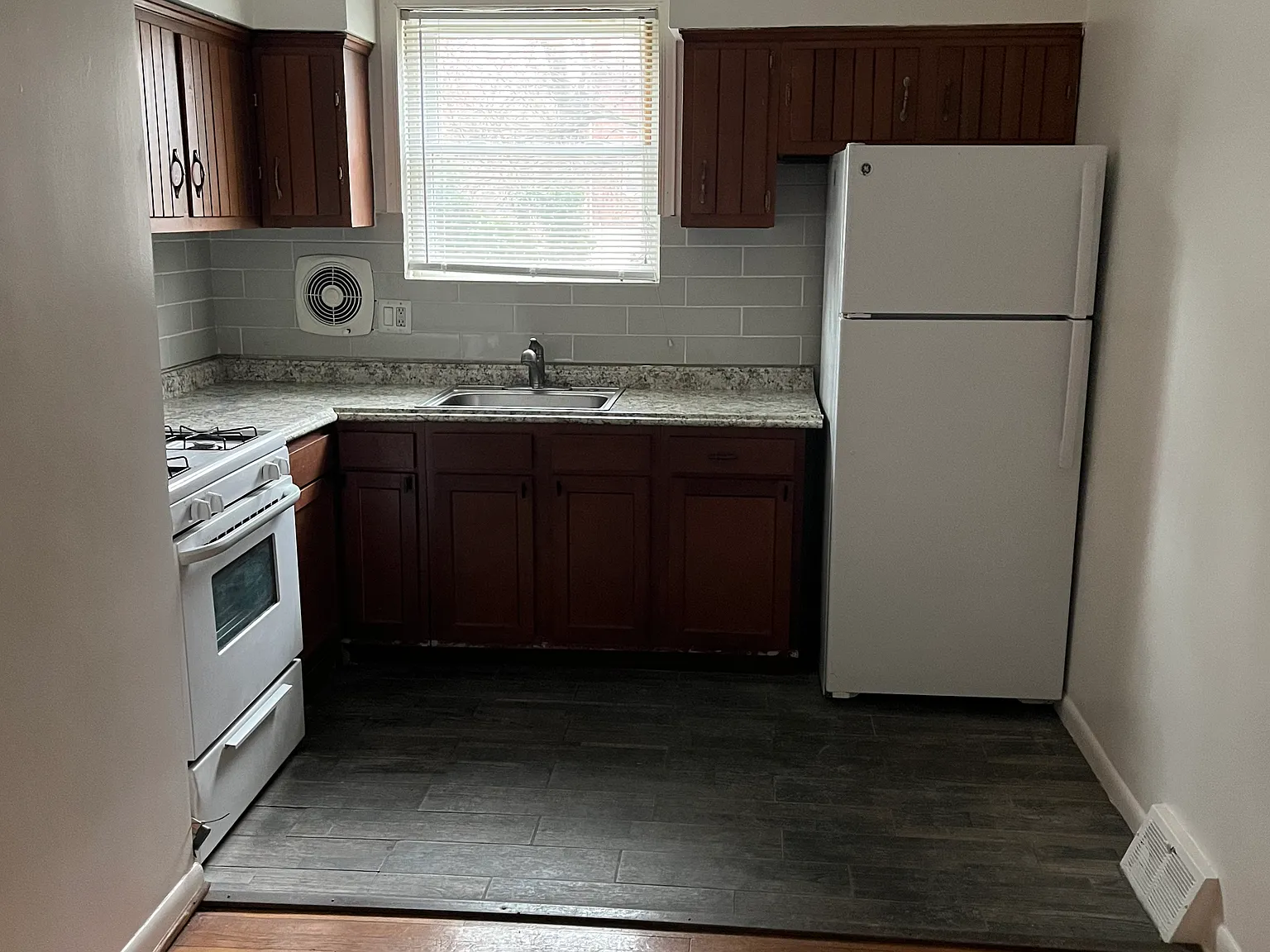 1 bed, 700 sqft, $1,050 — Photo 2