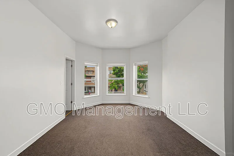 3 bed, 1.0 bath, 1100 sqft, $1,600 — Photo 2
