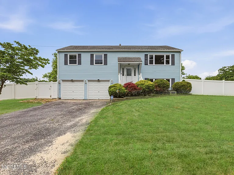 1029 Lucy Ln — Photo 1