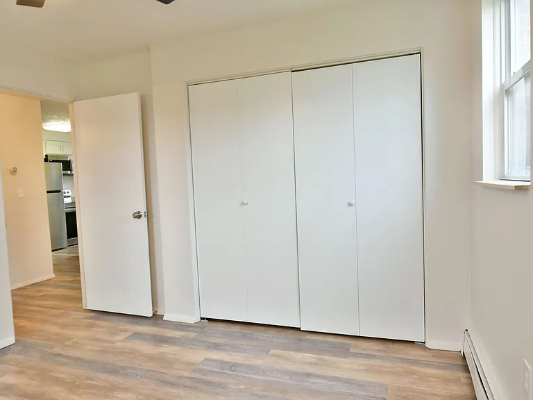 560 Gladys St — Photo 8