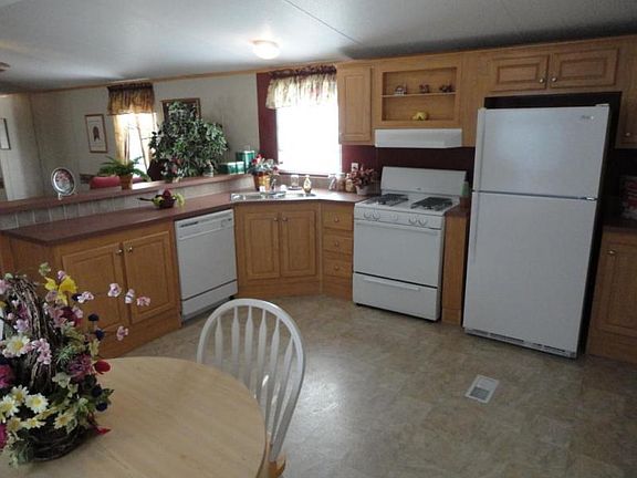 5th image of 55 Madge Dr