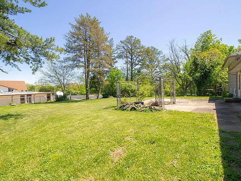 2207 Bushnell Dr — Photo 49