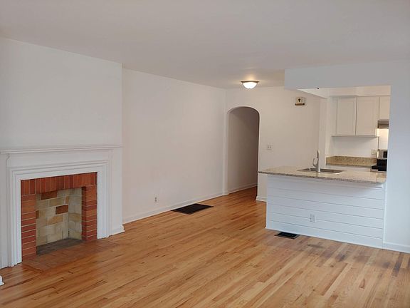 3rd image of 56 E Kanawha Ave #56