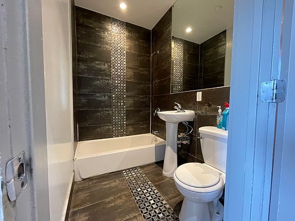 4th image of 247 Troutman St #3F