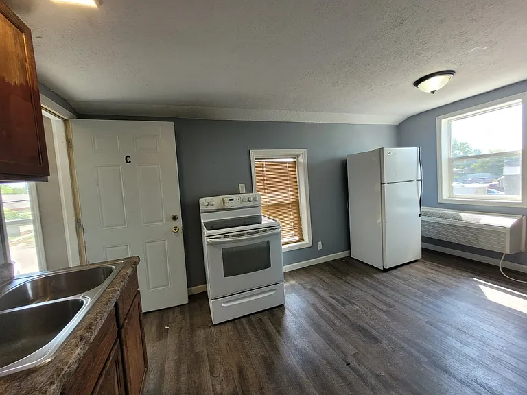 506 W 4th St #C — Photo 2