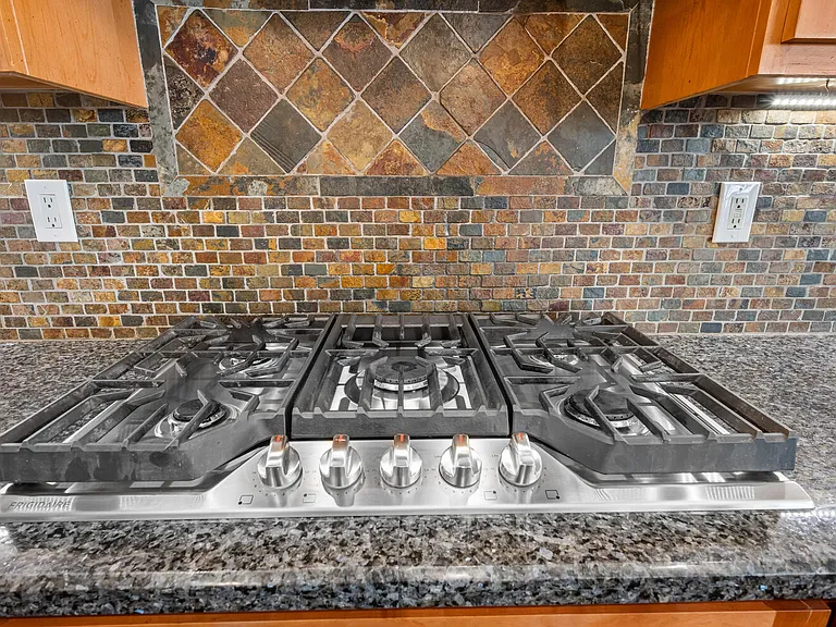 18785 Roxbury Ln — Photo 57