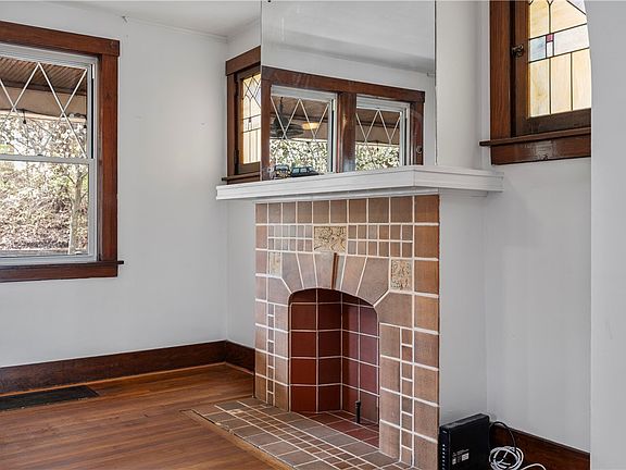 5th image of 2144 Harbor St