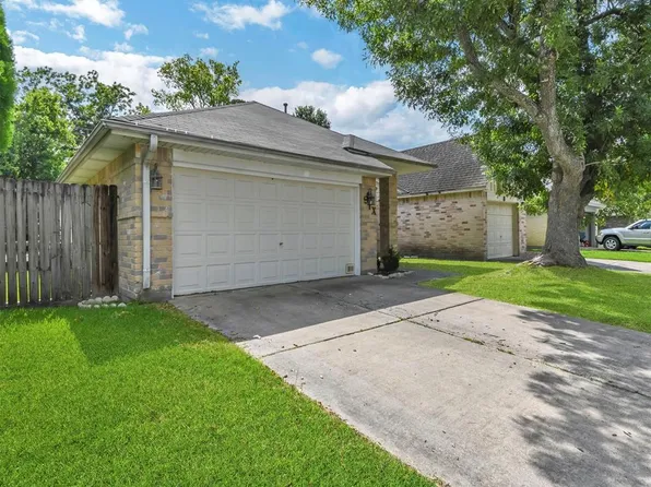 6 Crestbriar Court, Baytown, TX 77521