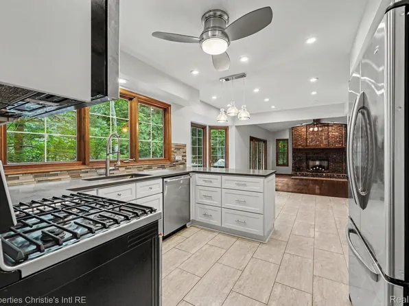 393 Eckford Cir, Troy, MI 48085