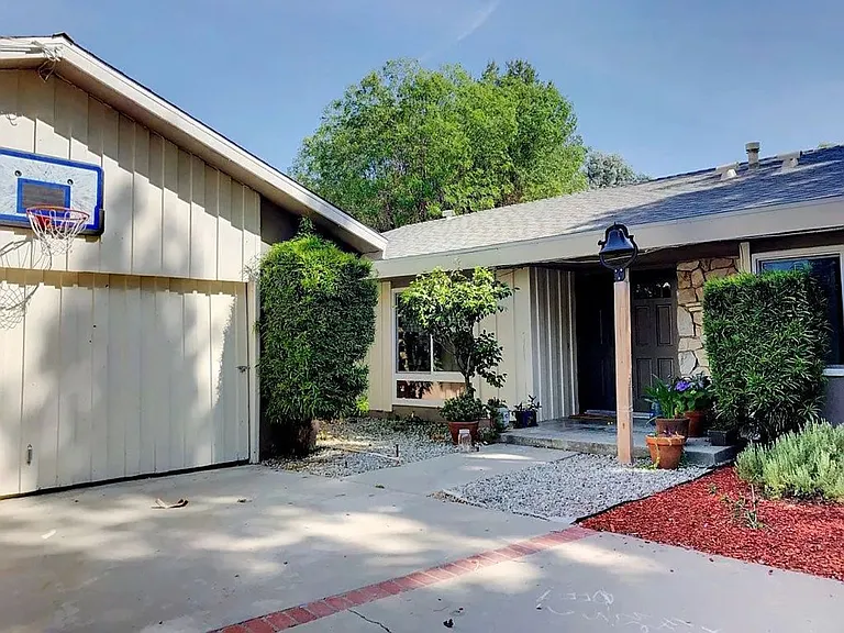 24360 Crestlawn St — Photo 5