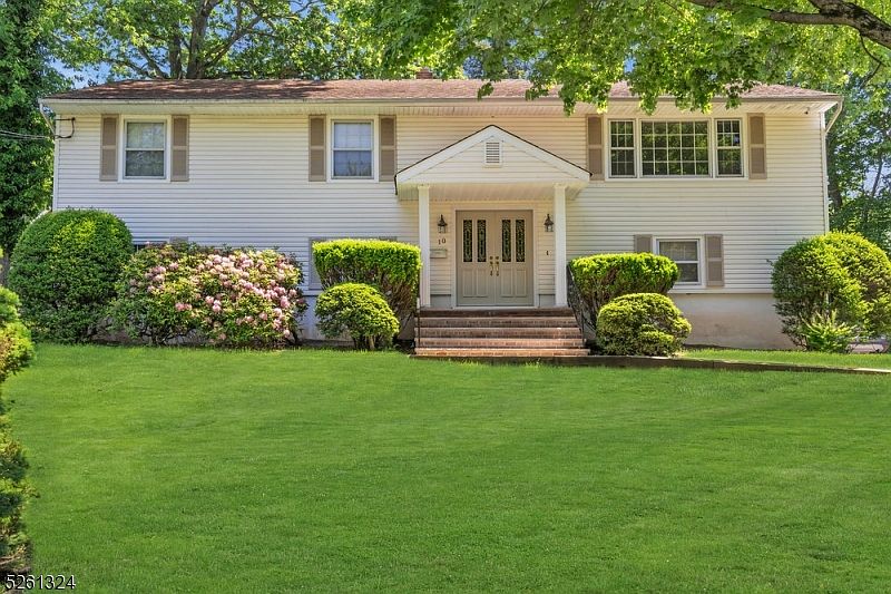 1st image of 10 Oak Ave