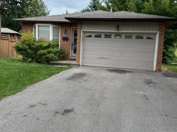 35 Bloomsbury Ct, Hamilton, ON L9G 4L6