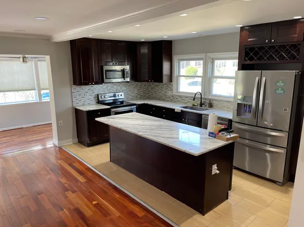 6220 Stoneham Ct, Bethesda, MD 20817