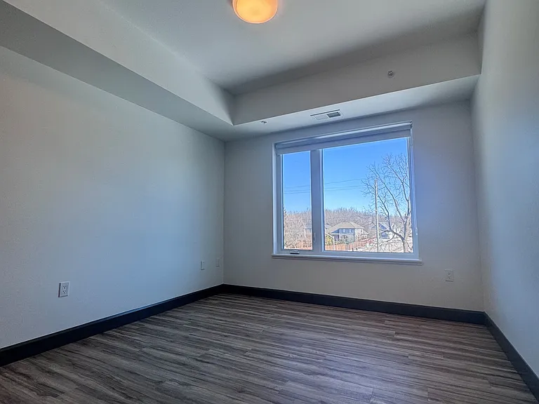 22645 Adelaide Rd #310 — Photo 8