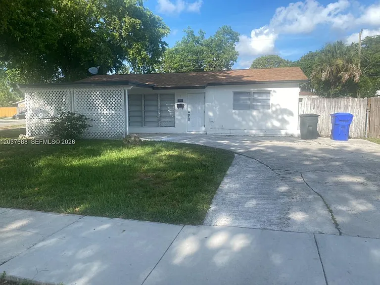 1700 SW 69th Ter — Photo 1