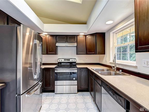 4th image of 2806 Huckleberry Ln