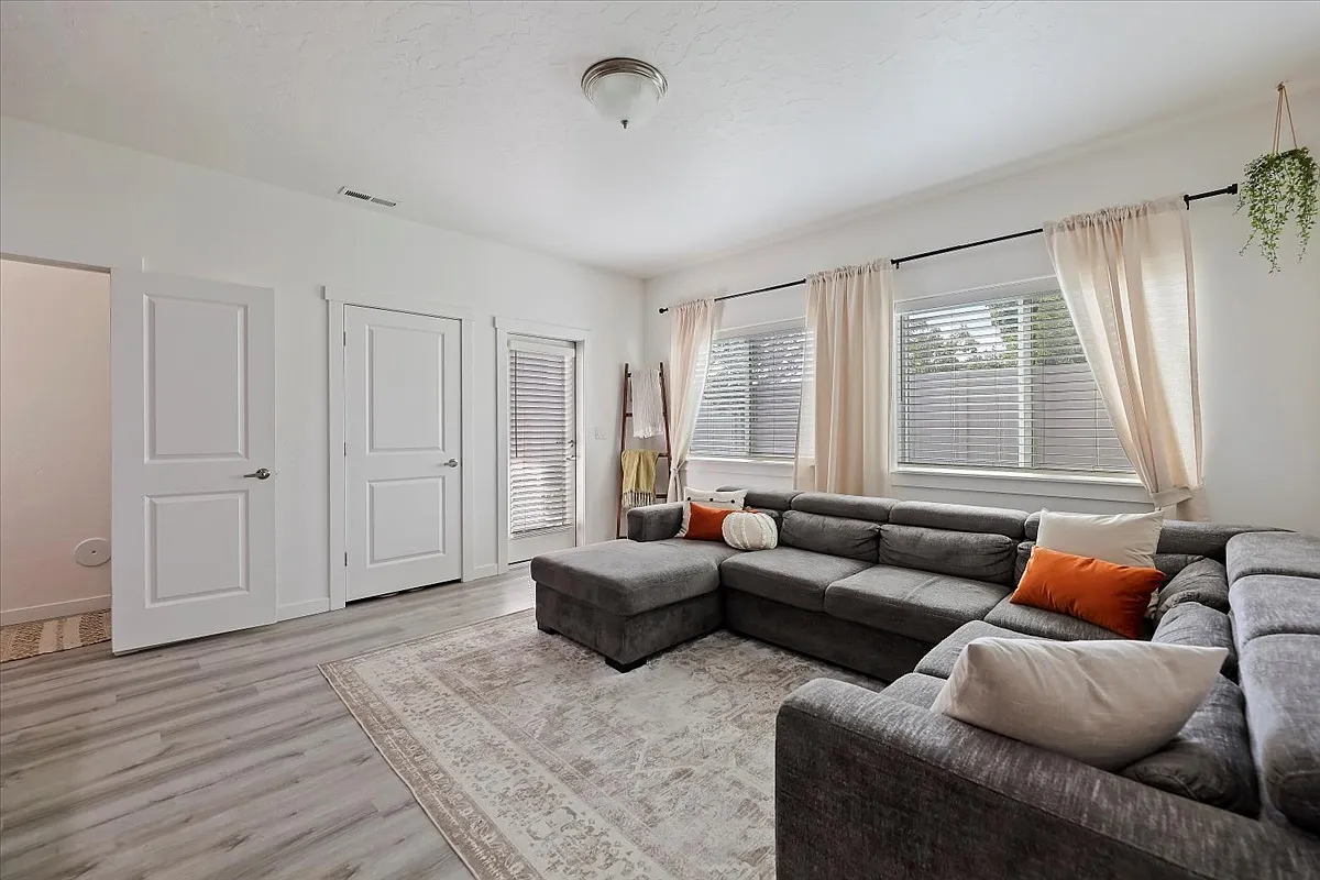 3 bed, 2.5 bath, 1360 sqft, $2,000 — Photo 4