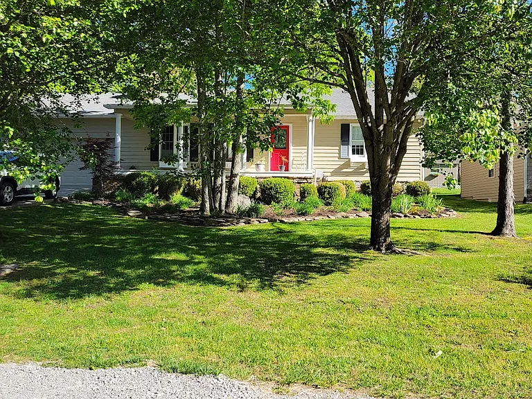110 Hilton Ln — Photo 2