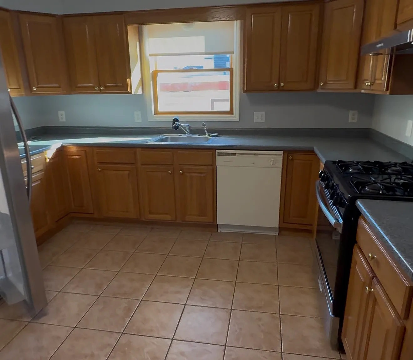 3 bed, 1800 sqft, $3,200 — Photo 3