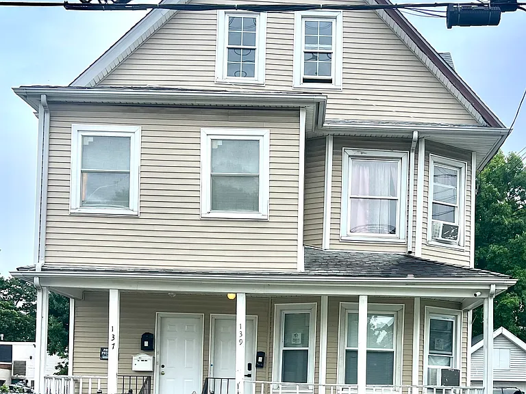 137 Hollister Ave — Photo 2