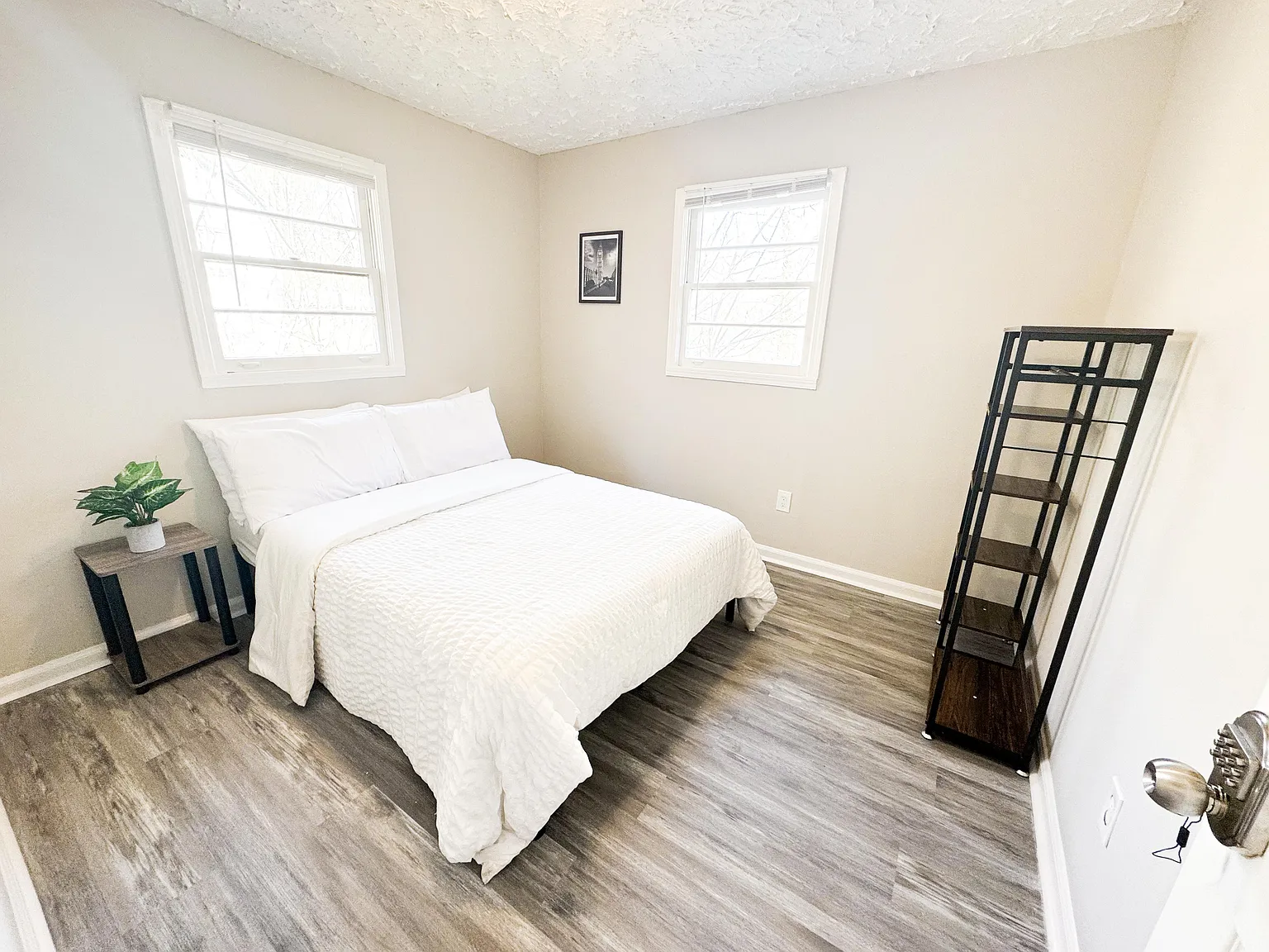 4 bed, 3.0 bath, 1800 sqft, $698 — Photo 2