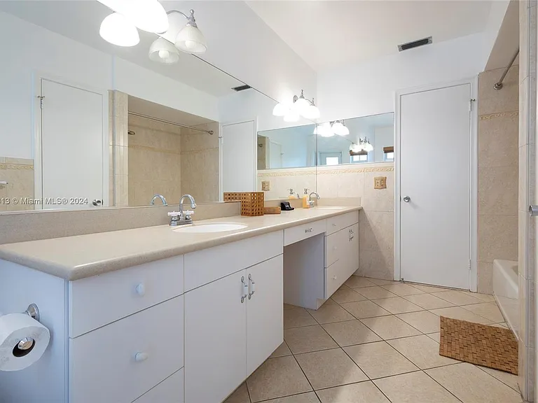 10130 SW 70th Ave — Photo 29
