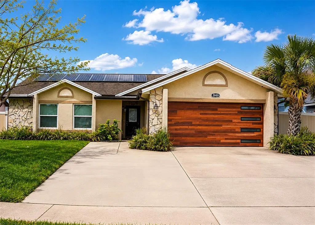 3 bed, 2.0 bath, 1280 sqft, $2,450 — Photo 1