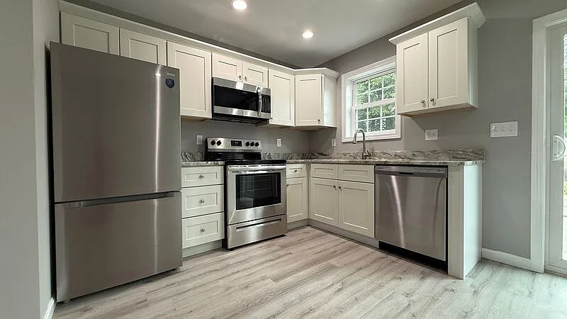 3 bed, 1.5 bath, 1200 sqft, $2,100 — Photo 2