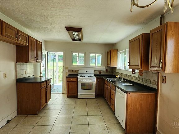 3rd image of 844 Connahetta Street