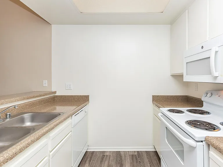Emerald Court Apartment Homes — Photo 17