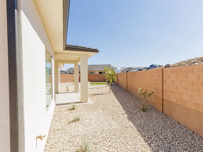 419 S 2250 W — Photo 25