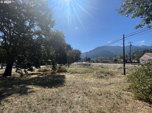 135 Deleane Dr, Canyonville, OR 97417