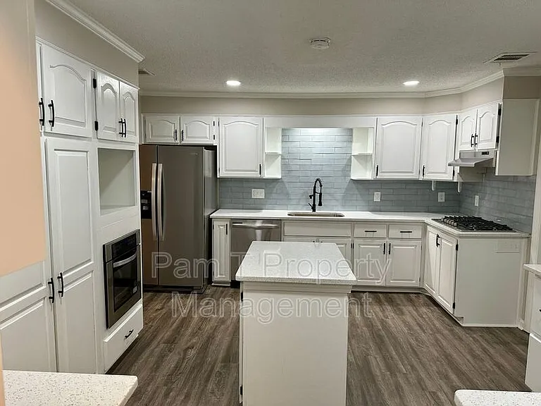 2411 E 39th St — Photo 8