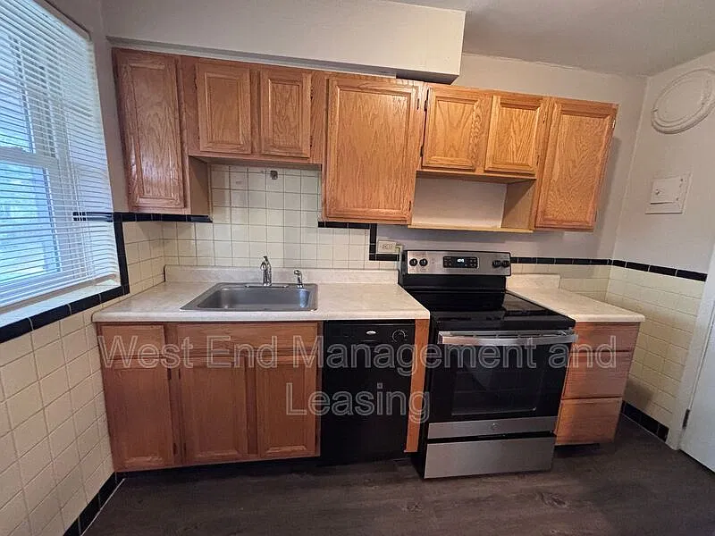 2 bed, 1.0 bath, $1,495 — Photo 2