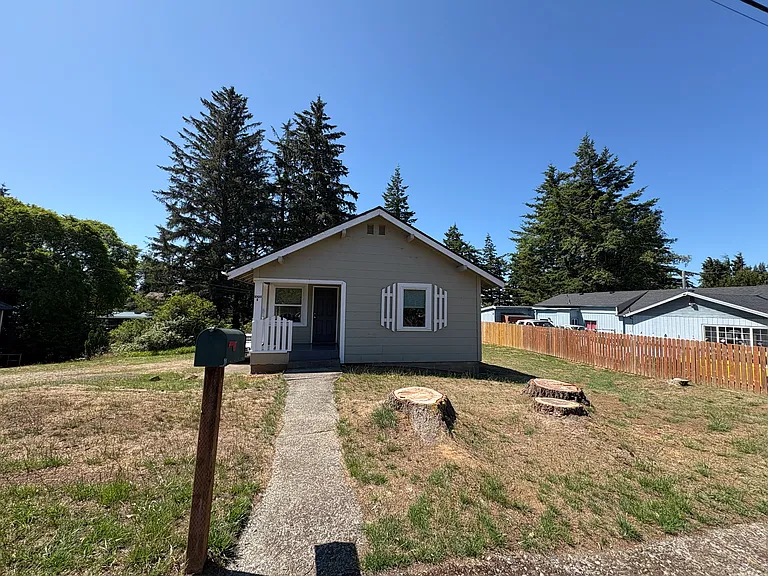 1009 Oregon St — Photo 1
