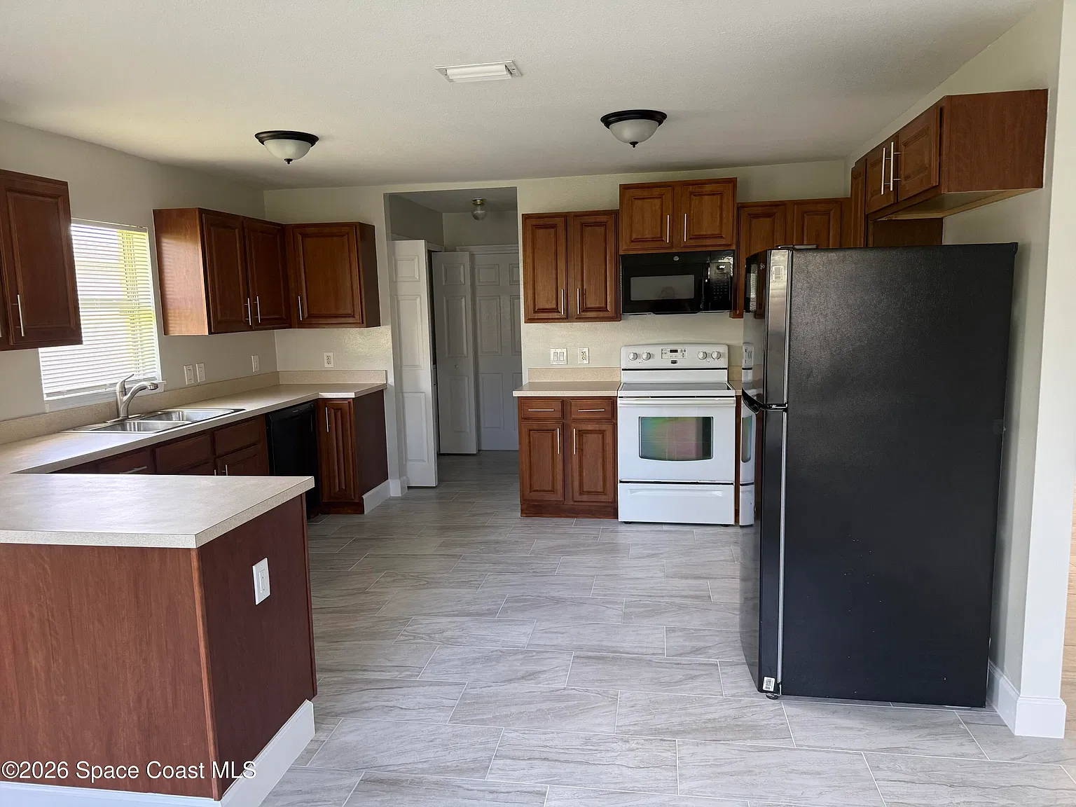 3 bed, 2.0 bath, 1683 sqft, $2,100 — Photo 3