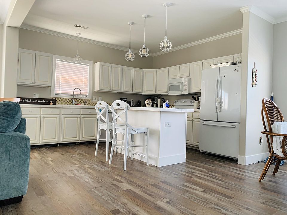 2nd image of 110 Soundview Dr