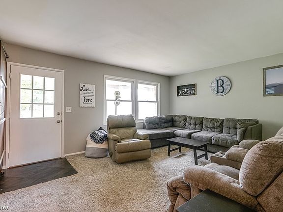 3rd image of 982 Thomas Dr