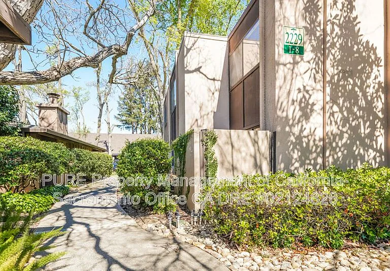 2229 Woodside Ln #4 — Photo 4