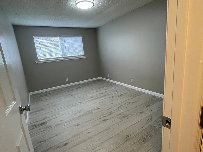 Heatherstone Apartments — Photo 12