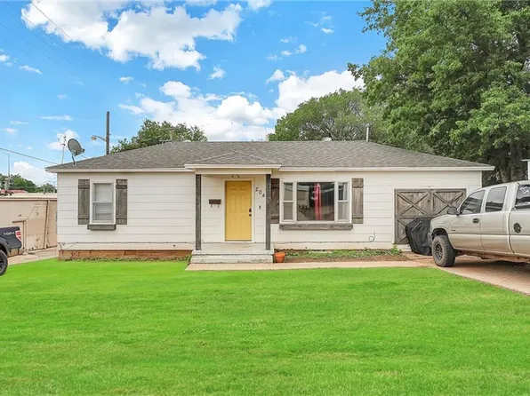 204 E 3rd St, Cordell, OK 73632