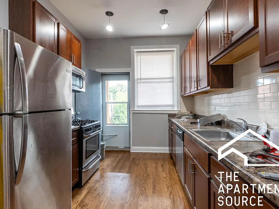 908 W Montrose Ave #3