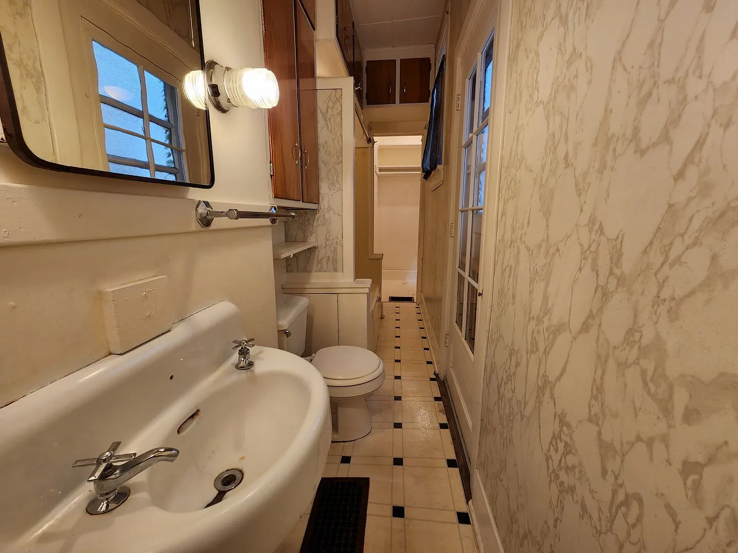 648 E Johnson St — Photo 4