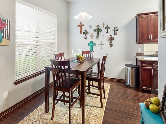5th image of 241 Fieldstone Pl