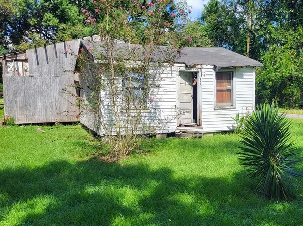 449 N 3rd Ln, Jesup, GA 31545