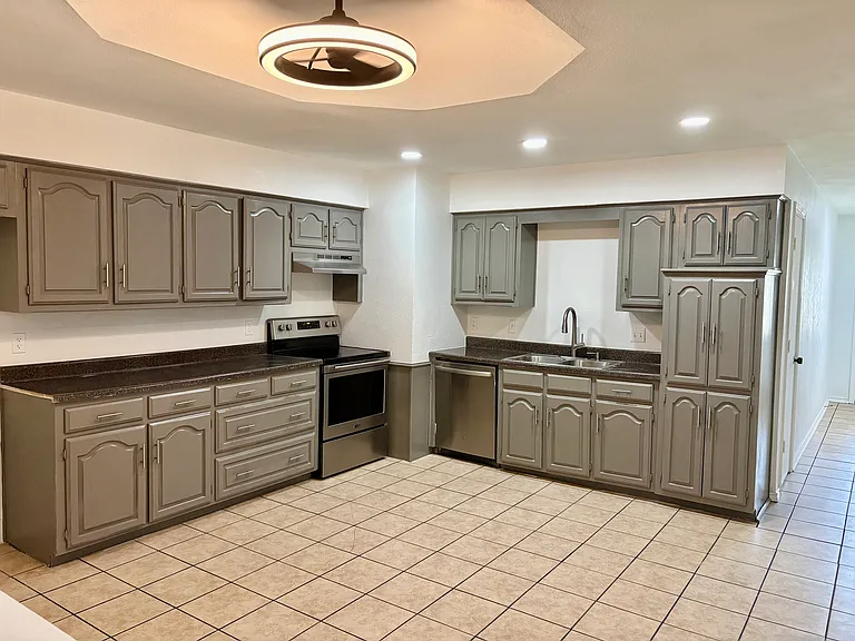 3900 San Mateo Dr — Photo 8